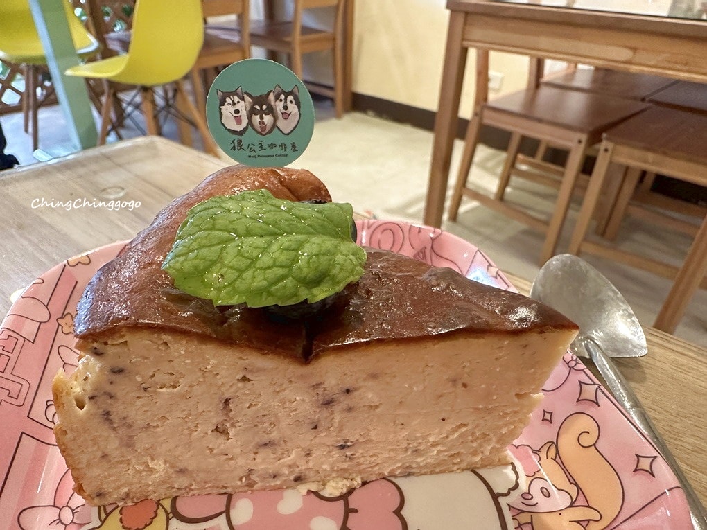 【狼公主咖啡屋】巨型毛孩店長超吸睛！寵物友善/療癒系打卡點