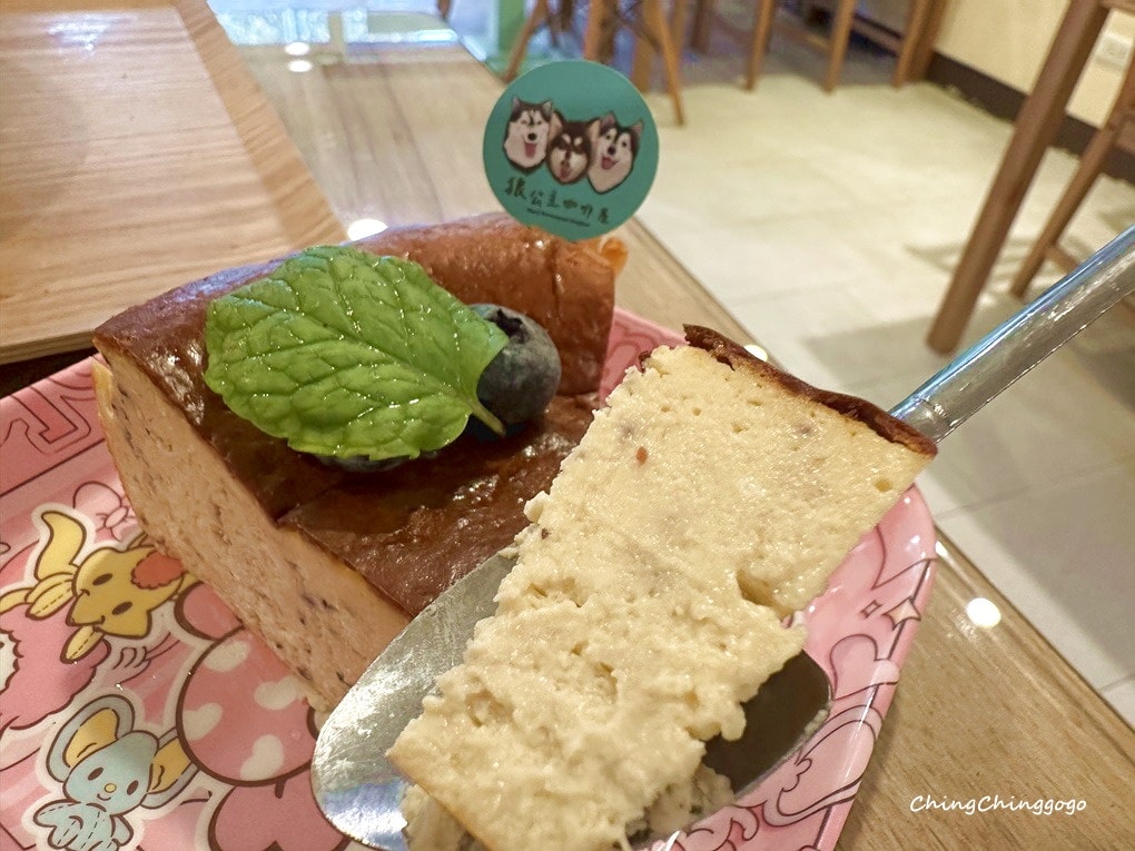 【狼公主咖啡屋】巨型毛孩店長超吸睛！寵物友善/療癒系打卡點